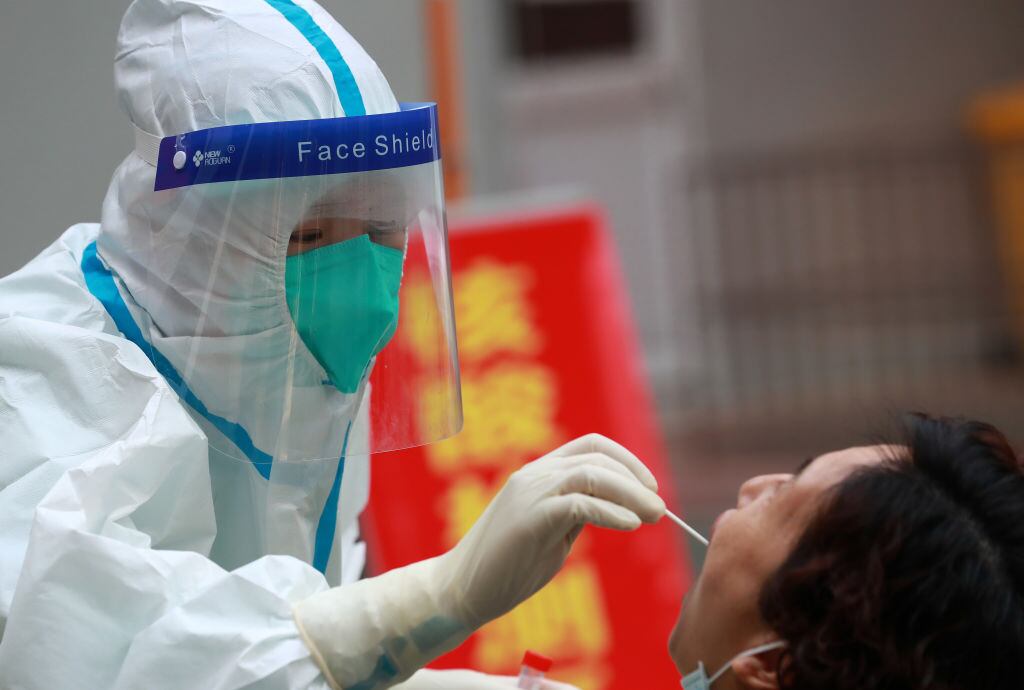 Trabajadores de la salud realizan exámenes del Covid-19 en Wuhan