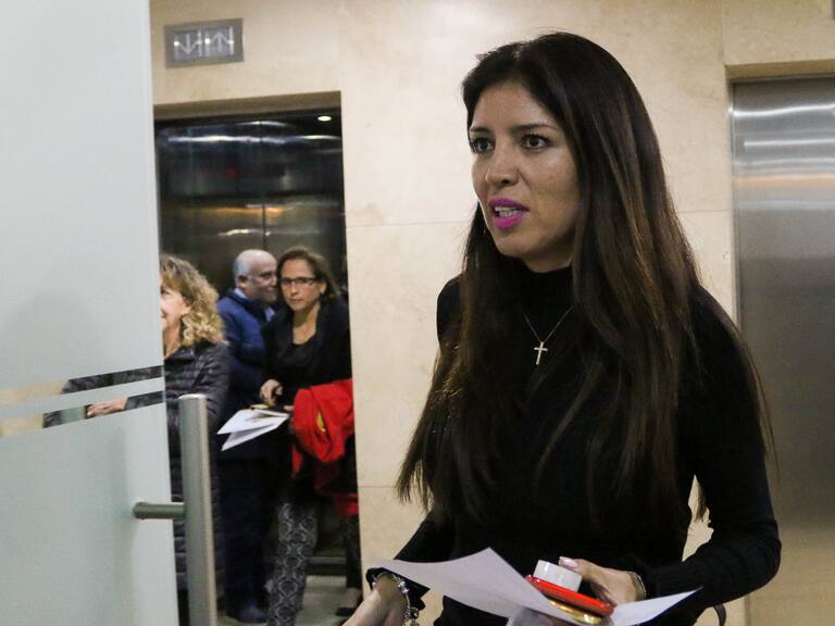 31 de Mayo del 2019/SANTIAGOLos municipios de Quilpue, Las Condes, Peñalolen, Antofagasta, Colina y Lo Barnechea, confeccionan la presentación del cuestionario que se aplicará en la próxima Consulta Ciudadana que busca recoger el sentir de sus comunidades frente a un consenso social para recomendar un Horario Sugerido en que los jóvenes puedan estar en la calle. Alcaldesa de Antofagasta, Karen Rojo.
FOTO: SEBASTIAN BELTRANGAETE/AGENCIAUNO