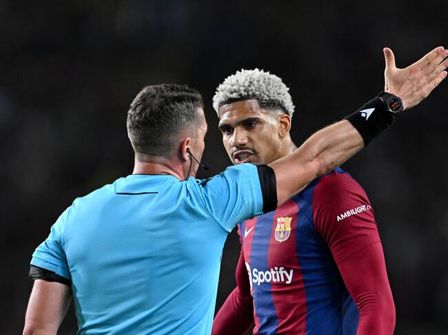 Ronald Araújo, expulsado en el Barcelona ante el PSG | Getty Images