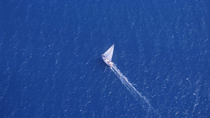 Pareja terraplanista se pierde en el Mediterráneo luego de navegar para encontrar "el fin del mundo"