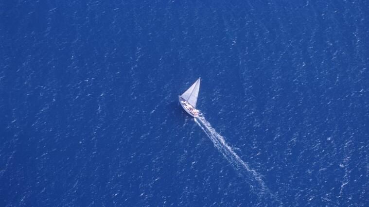 Pareja terraplanista se pierde en el Mediterráneo luego de navegar para encontrar "el fin del mundo"