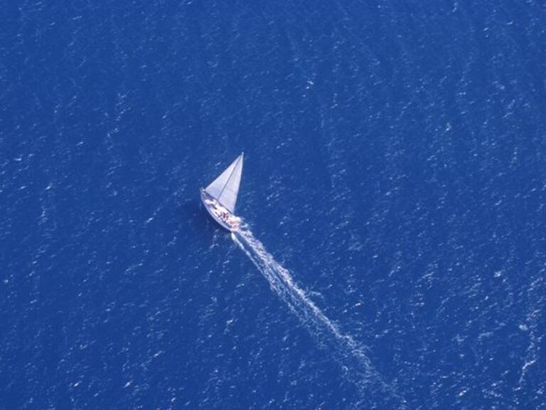 Pareja terraplanista se pierde en el Mediterráneo luego de navegar para encontrar "el fin del mundo"