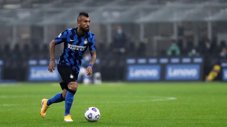 STADIO GIUSEPPE MEAZZA, MILANO, ITALY - 2020/10/31: Arturo Vidal of FC Internazionale in action during The Serie A match between FC Internazionale and Parma Calcio. The match end in a tie 2-2. (Photo by Marco Canoniero/LightRocket via Getty Images)