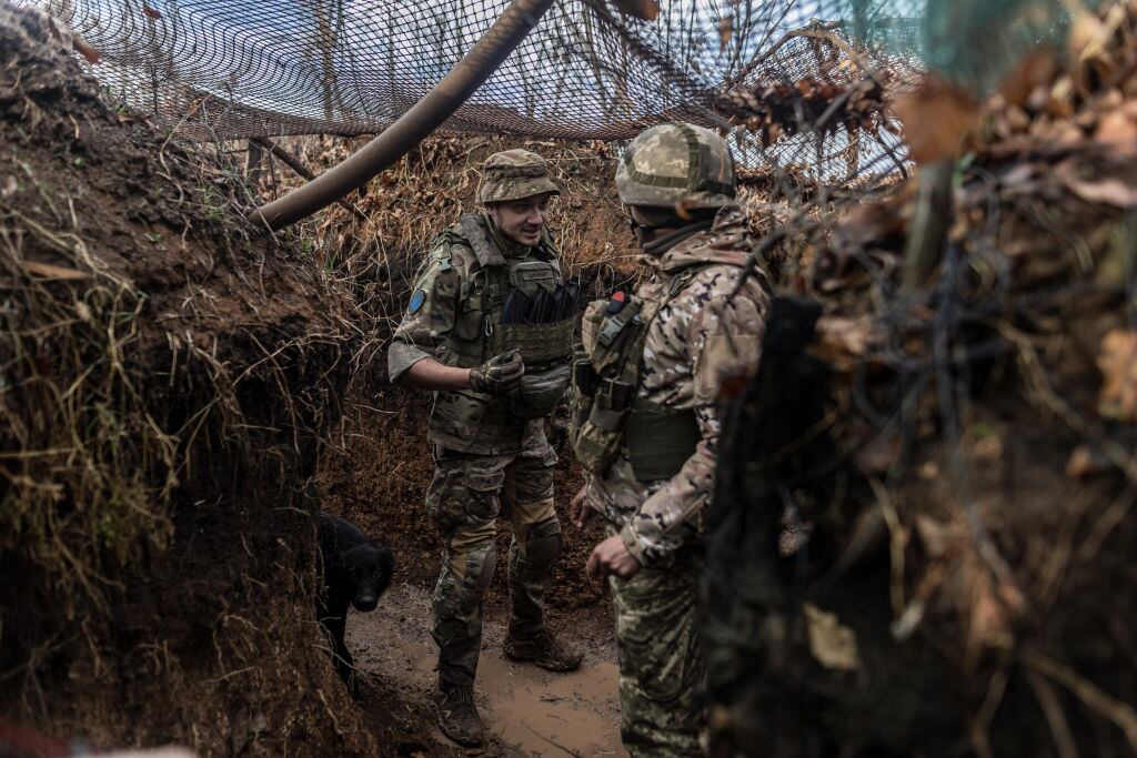 Unos soldados de Ucrania en una trinchera en el frente de batalla en la región de Donetsk