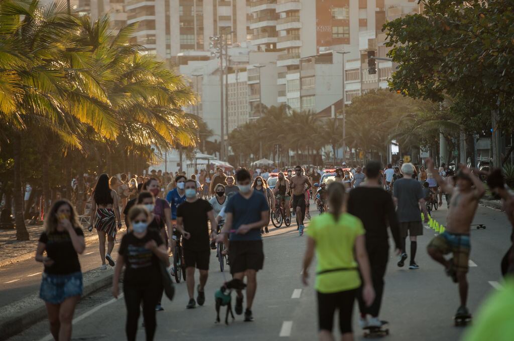 Las personas en las calles de Río en plena crisis del Covid-19