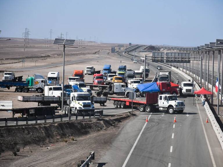 Diputados anuncian proyecto que sanciona con suspensión del permiso de circulación a camiones que participen en bloqueos