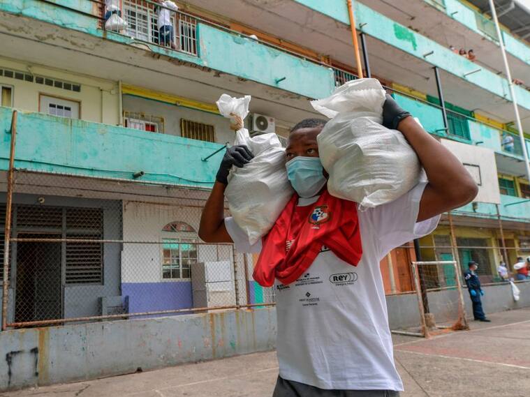Un voluntario reparte alimentos en el barrio El Chorrillo de Ciudad de Panamá