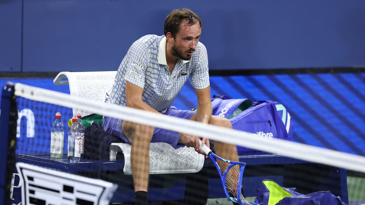 Corazones al público, duras críticas al umpire y raqueta destrozada: el show de Daniil Medvedev tras su eliminación en el US Open