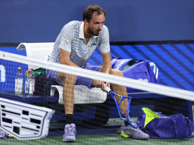Corazones al público, duras críticas al umpire y raqueta destrozada: el show de Daniil Medvedev tras su eliminación en el US Open