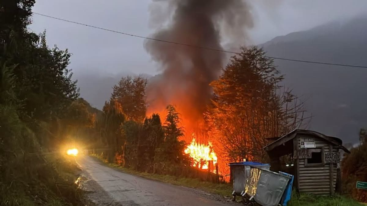 Incendio consume una vivienda en Puerto Varas y deja dos fallecidos: una menor logró escapar