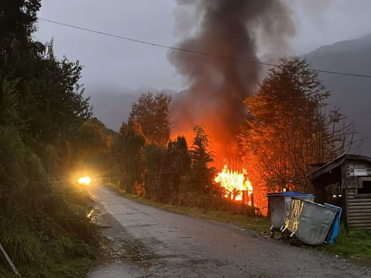 Incendio consume una vivienda en Puerto Varas y deja dos fallecidos: una menor logró escapar