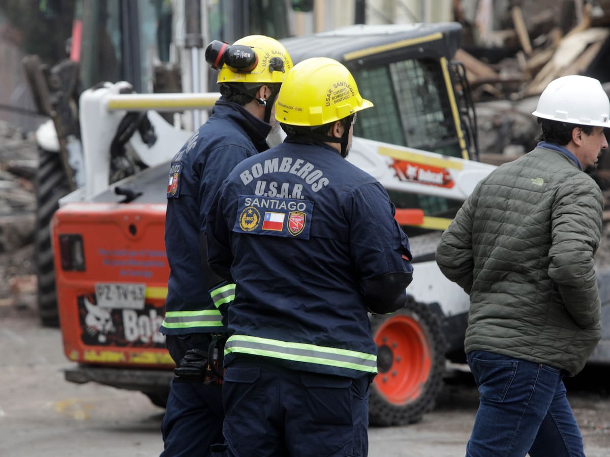 Hallan sin vida a ciudadano argentino atrapado tras derrumbe provocado por incendio en Santiago