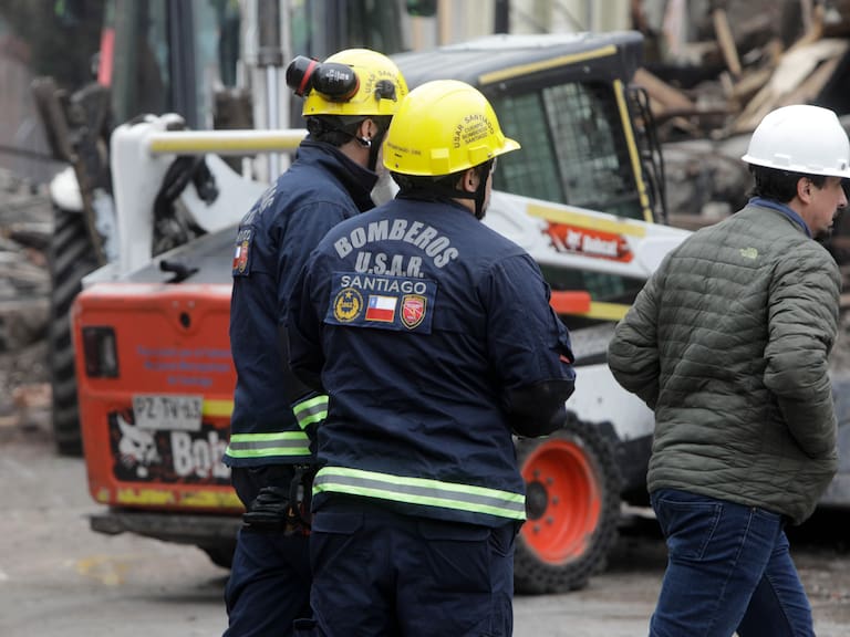 Operativo de busqueda de persona desaparecida tras incendio en el centro de Santiago