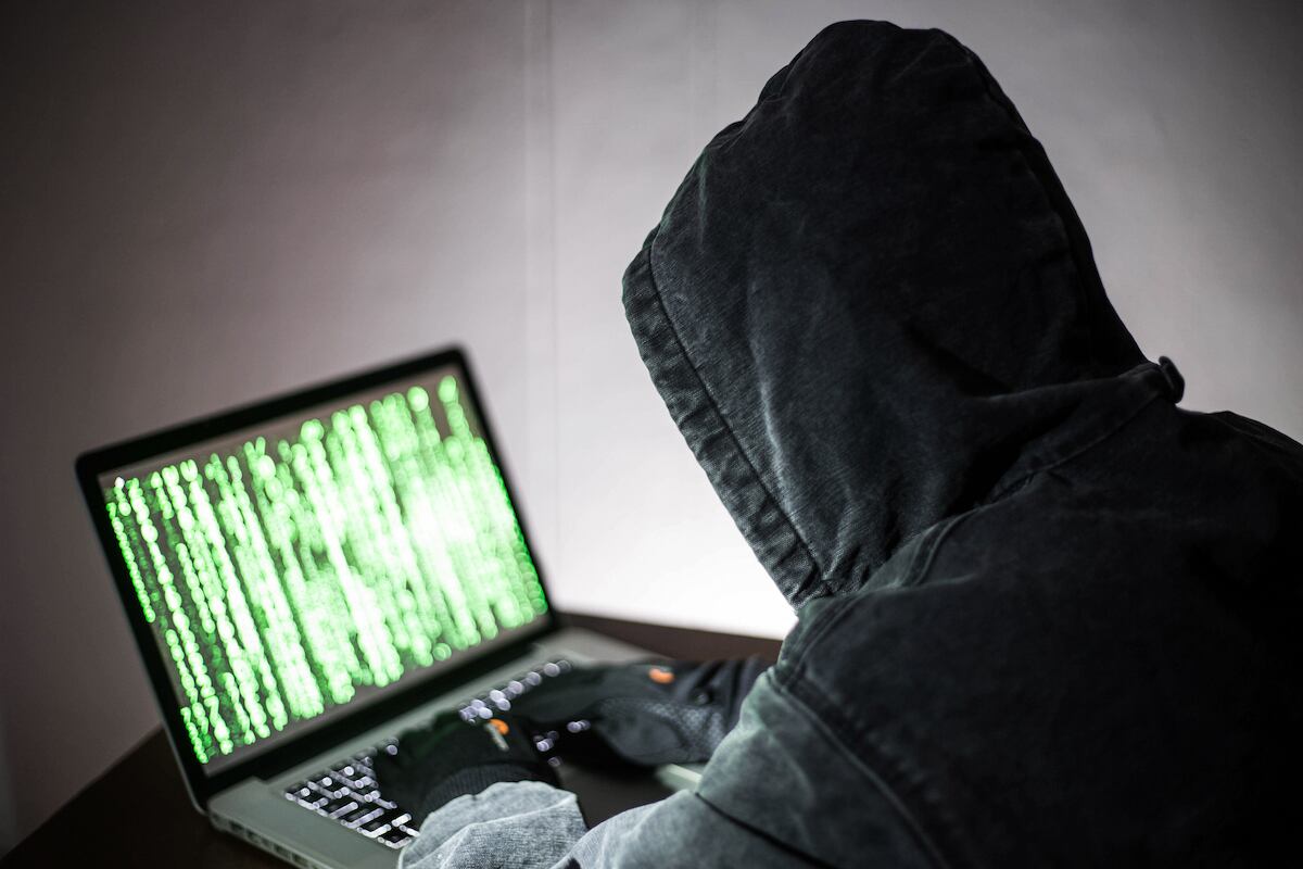 Imagen ilustrativa de un hacker en un notebook