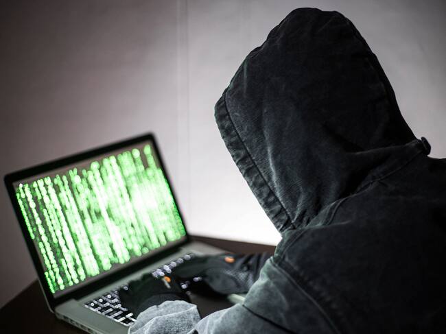 Imagen ilustrativa de un hacker en un notebook