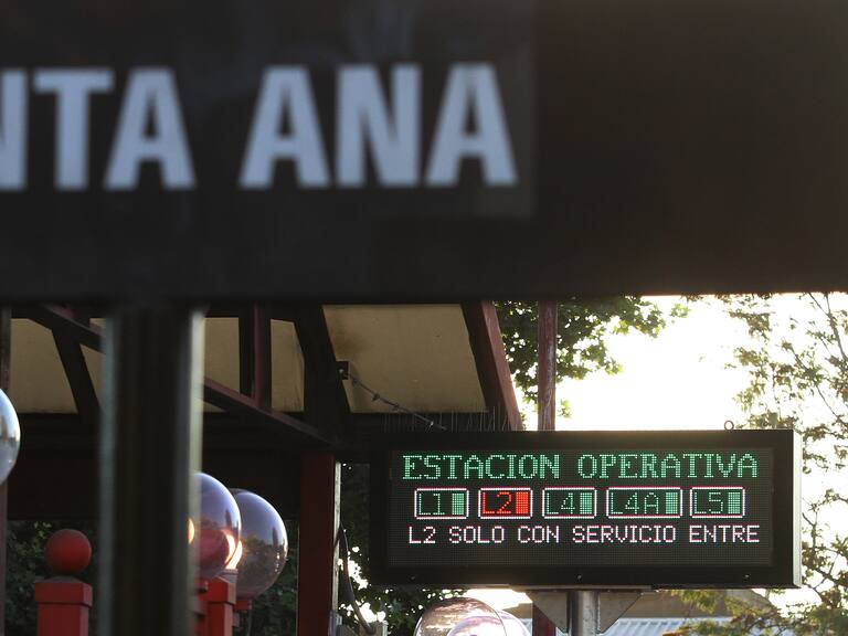 4 de Diciembre del 2014/SANTIAGO Una falla técnica sufrió la estación Santa Ana de la linea 2 del Metro, lo que la mantuvo cerrada por alrededor de 3 horas, ocasionando aglomeración de personas en los paraderos aledaños a dicha estación.
FOTO: RODRIGO SÁENZ/AGENCIAUNO