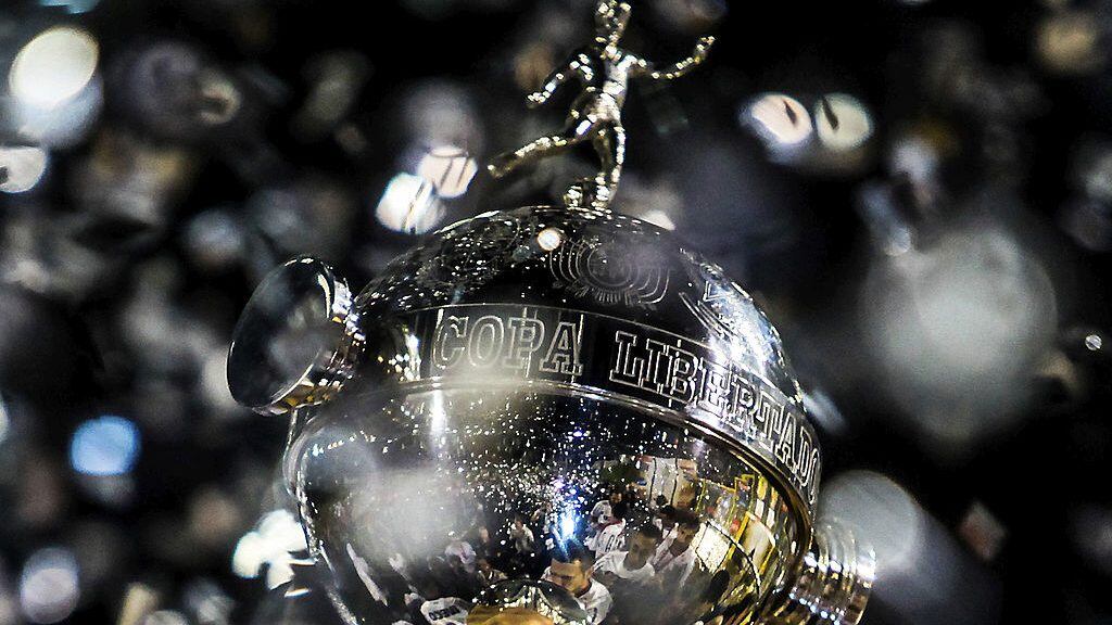 SAO PAULO, BRAZIL - JULY 04: Detail of the Trophy Santander Libertadores in the second leg of the final of the Copa Libertadores 2012 between Boca Juniors of Argentina and Corinthians of Brazil at Pacaembu Stadium on July 04, 2012 in Sao Paulo, Brazil. (Photo by Buda Mendes/LatinContent via Getty Images)