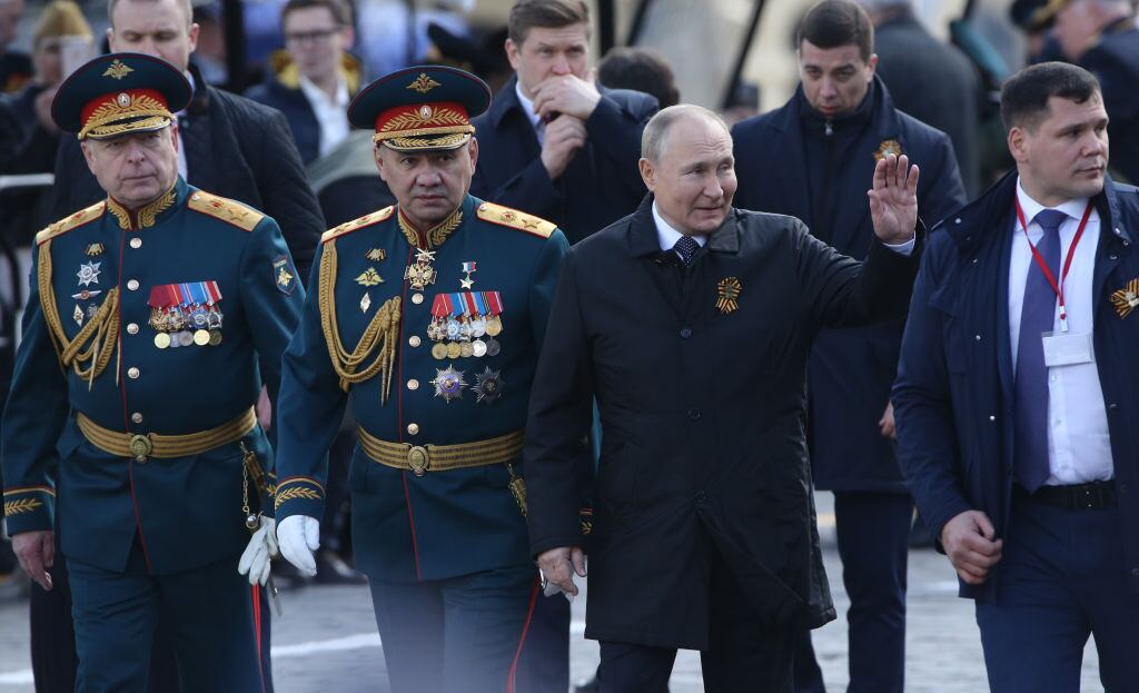 Vladimir Putin en la Plaza Roja saluda en el desfile del Día de la Victoria