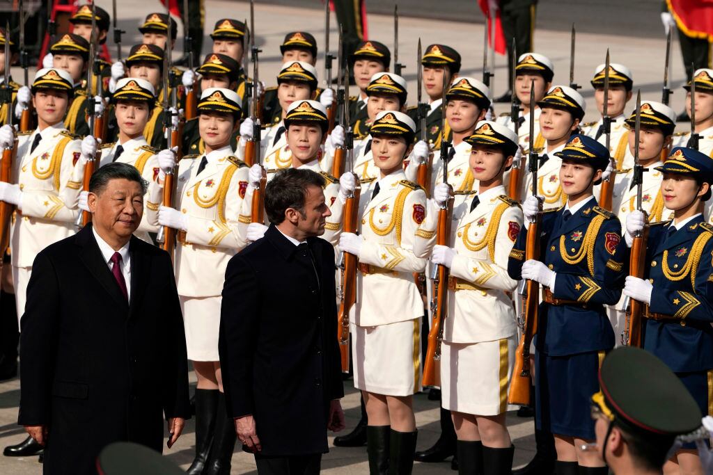 Xi Jinping presenta militares a Emmanuel Macron en China