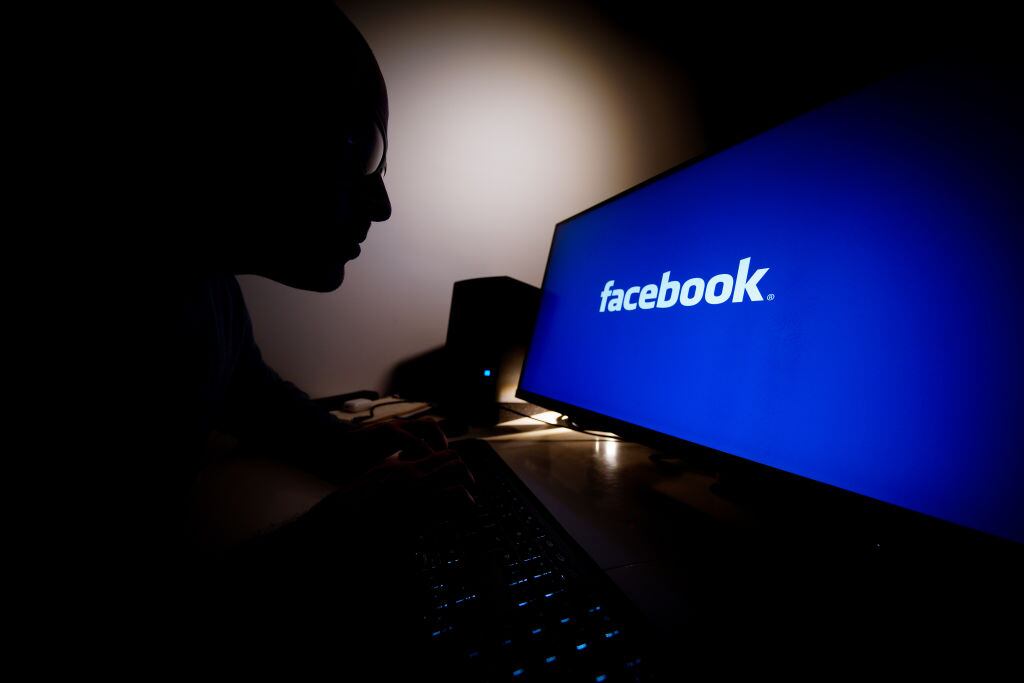 Un usuario observa la pantalla de inicio de Facebook