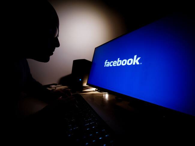 Un usuario observa la pantalla de inicio de Facebook