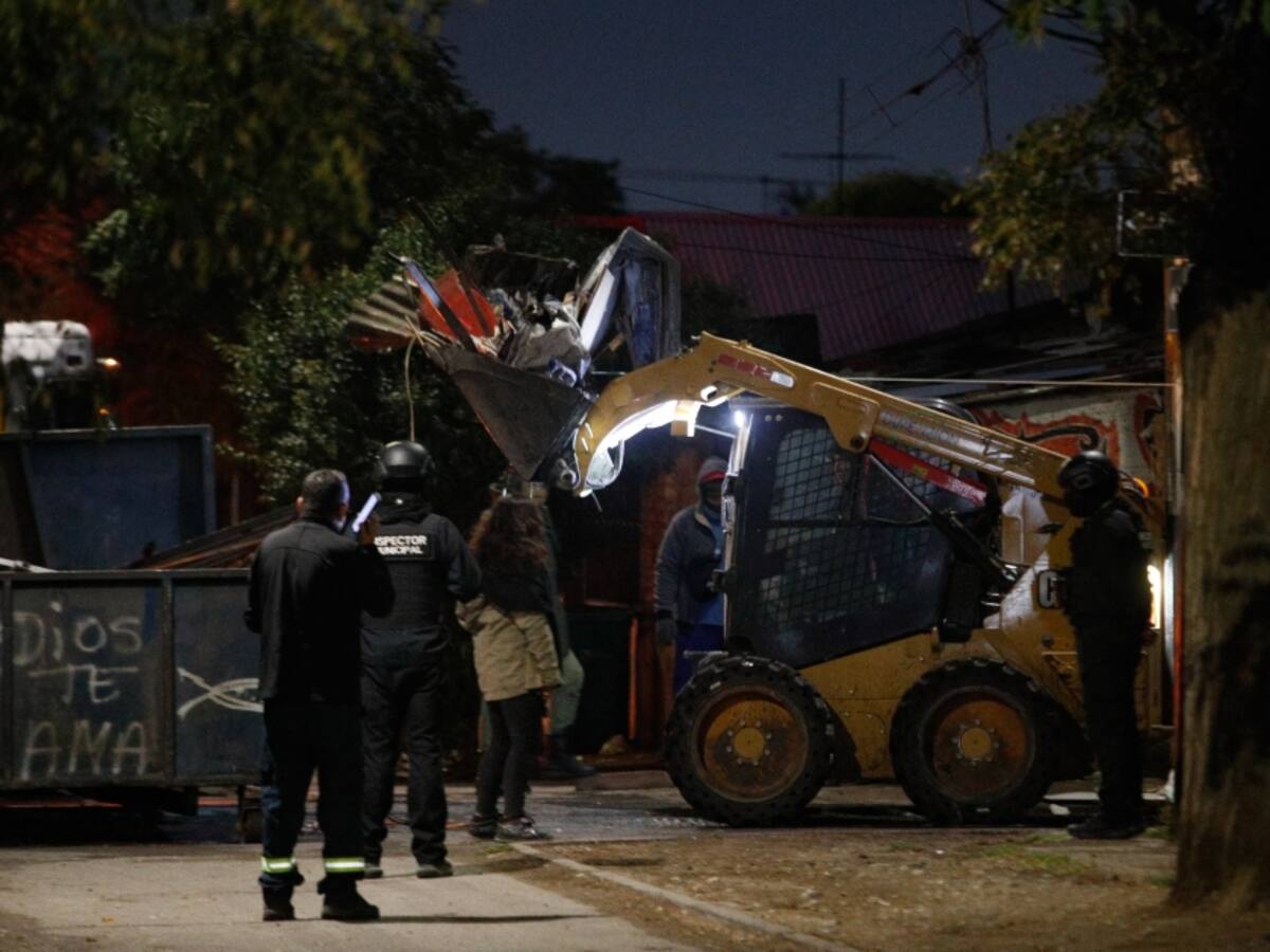 Demuelen narcomausoleo en San Bernardo: estructura homenajeaba a joven con amplio prontuario policial que murió baleado en 2022