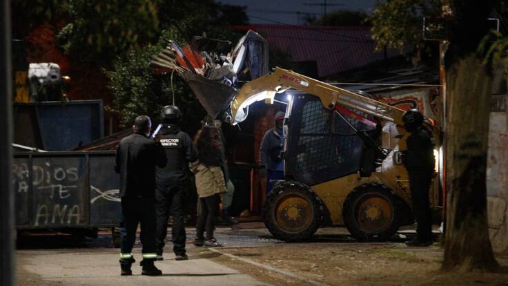 Demuelen narcomausoleo en San Bernardo: estructura homenajeaba a joven con amplio prontuario policial que murió baleado en 2022