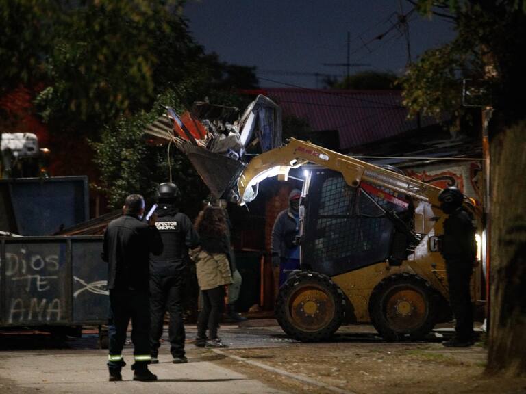 Demuelen narcomausoleo en San Bernardo: estructura homenajeaba a joven con amplio prontuario policial que murió baleado en 2022