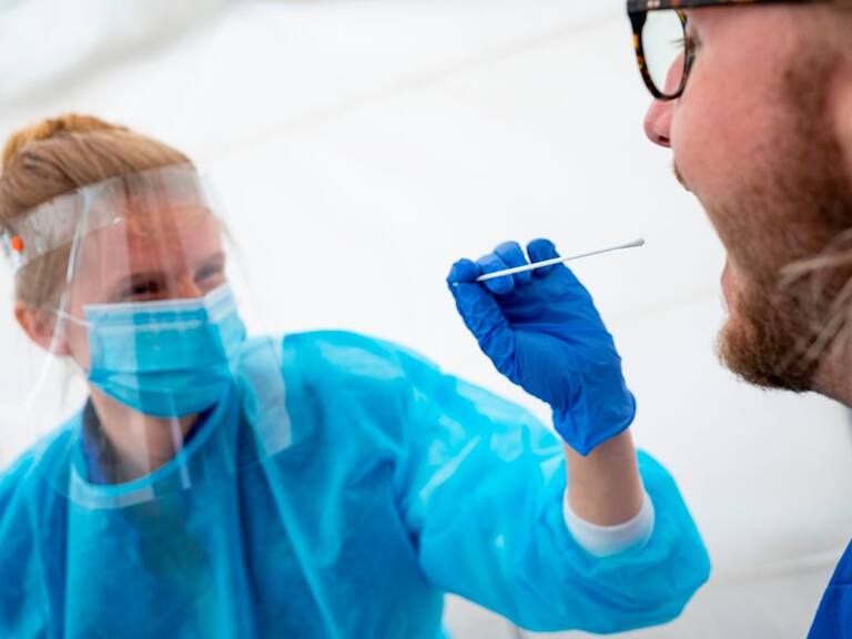 Enfermera toma examen del Covid-19 en el Hospital Universitario Skane en Lund