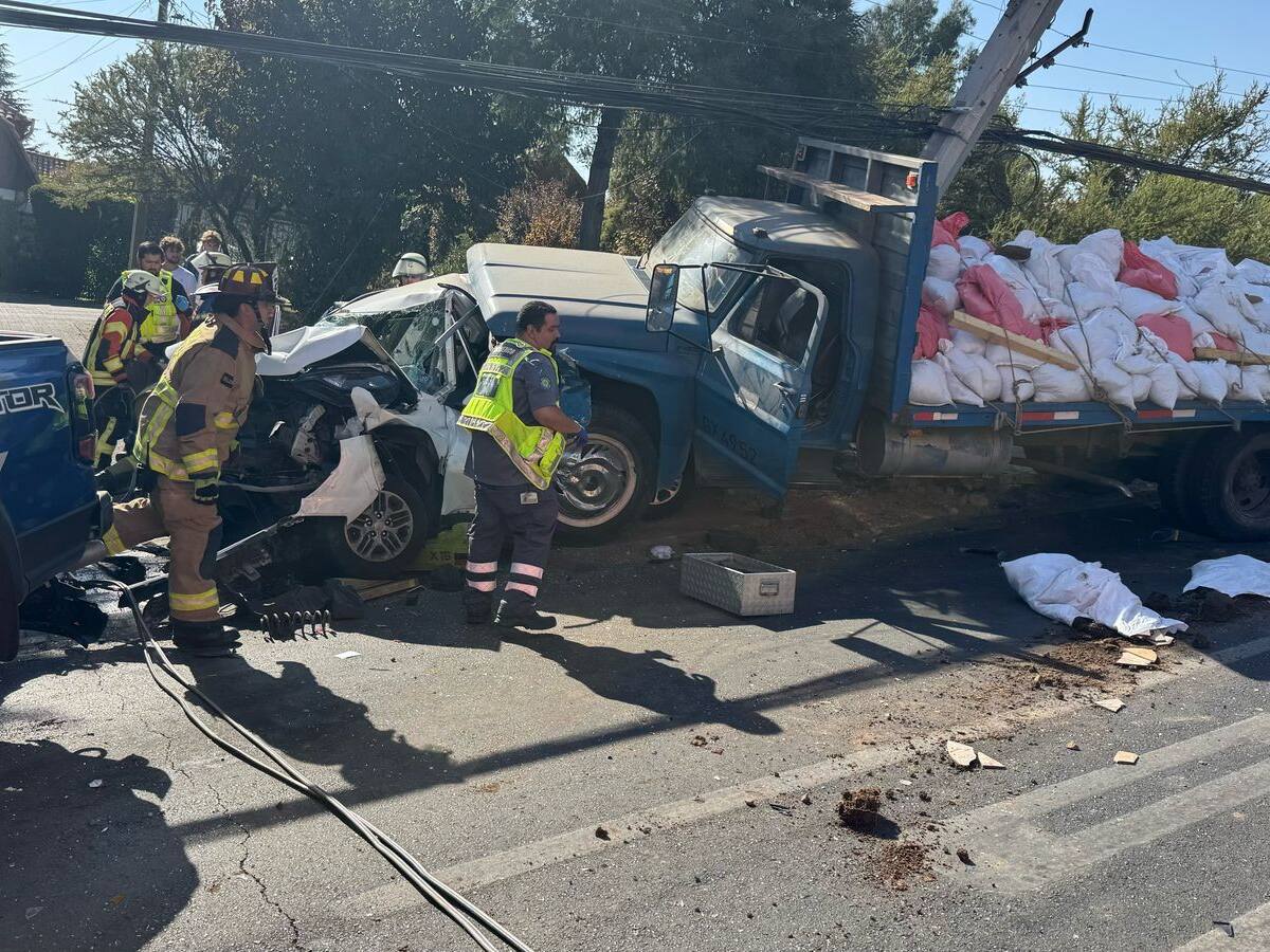 Accidente múltiple de tránsito en Las Condes deja seis heridos tras colisión en cadena: dos personas en estado grave
