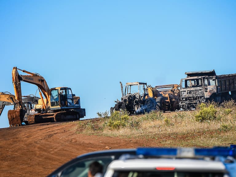 19 DE FEBRERO 2021 / TEMUCOAtaque incendiario a obra de condominio a la Inmobiliaria Terranova en Luis Durand, camino a Tromen kilómetro 1, donde 14 maquinarias fueron quemadas.
FOTO: ROCIO CUMINAO ROJAS / AGENCIAUNO