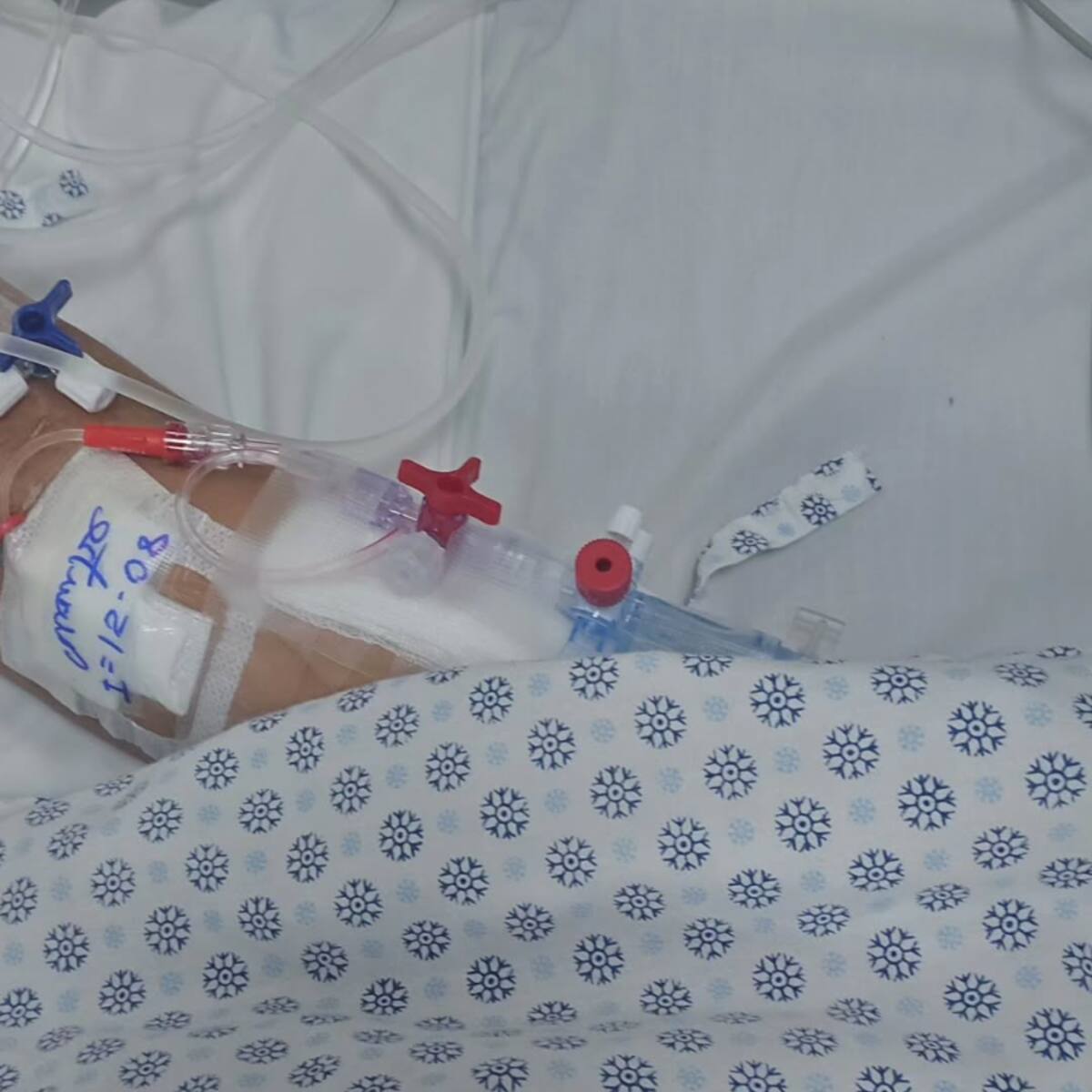 “Solo Dios sabe si vivo después de esto”: conocido cantante urbano chileno genera preocupación total por delicado estado de salud