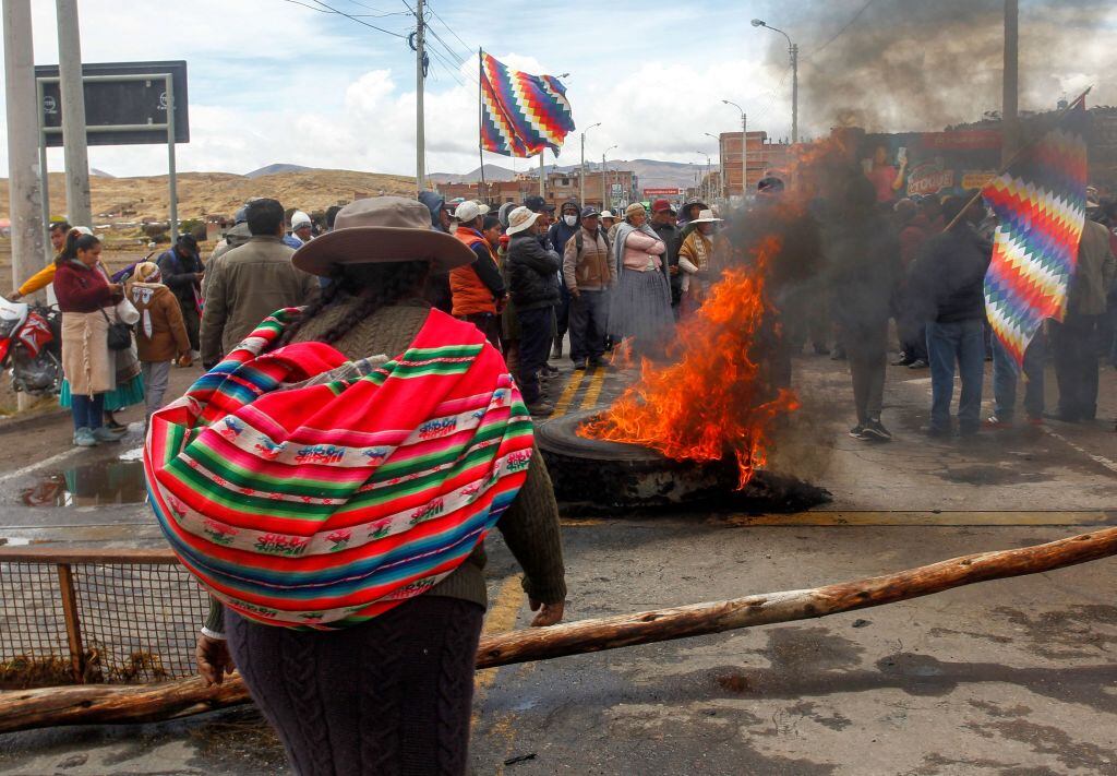 Manifestantes instalan barricadas en Puno y cortan la ruta Perú-Bolivia