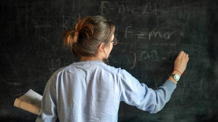 Ayudante de profesora es detenida por tener relaciones sexuales con alumno: le envió fotos y videos desnuda a varios jóvenes