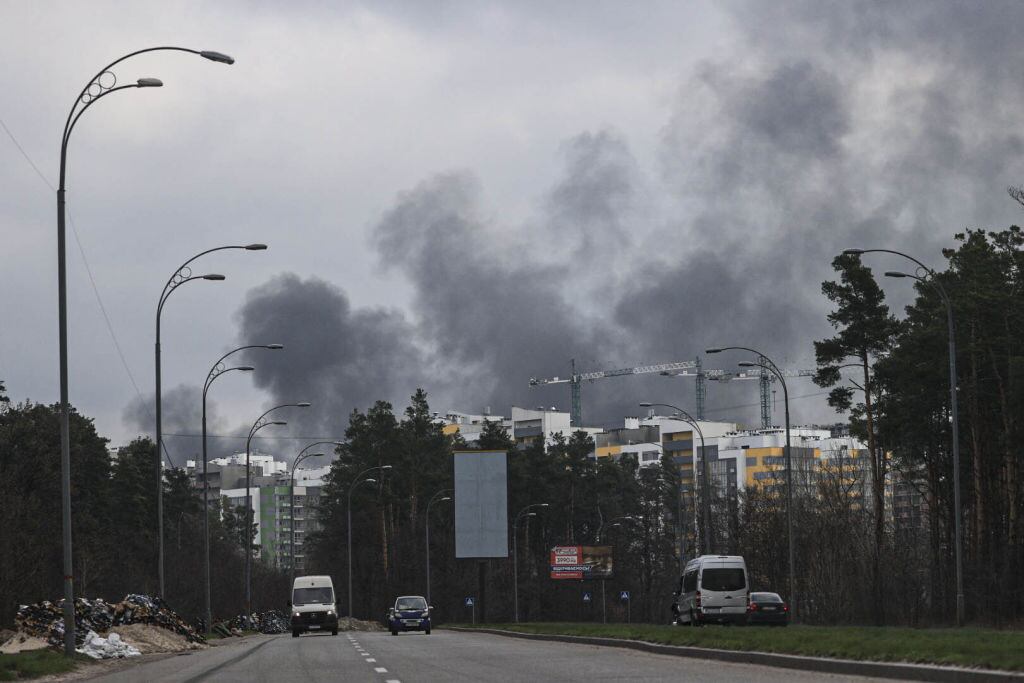 El humo se levanta tras el bombardeo que afectó al distrito Darnytsky de Kiev