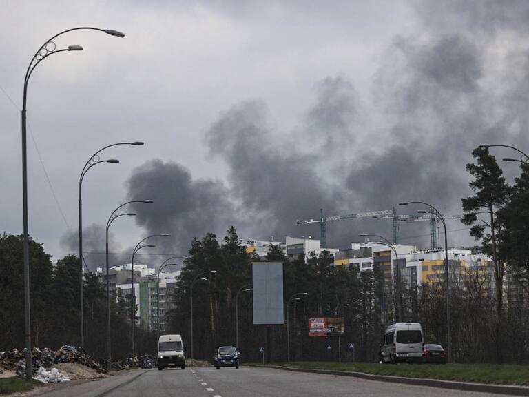 El humo se levanta tras el bombardeo que afectó al distrito Darnytsky de Kiev