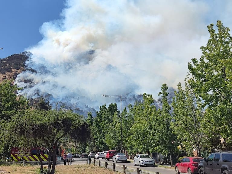 Incendio afecta ladera del Cerro Manquehue a cuatro días de la última emergencia en la zona
