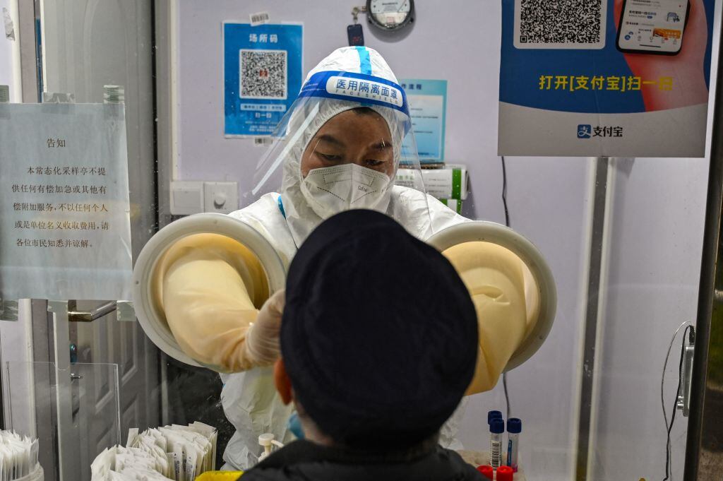 Un trabajador realiza un test para detectar el covid-19 en China