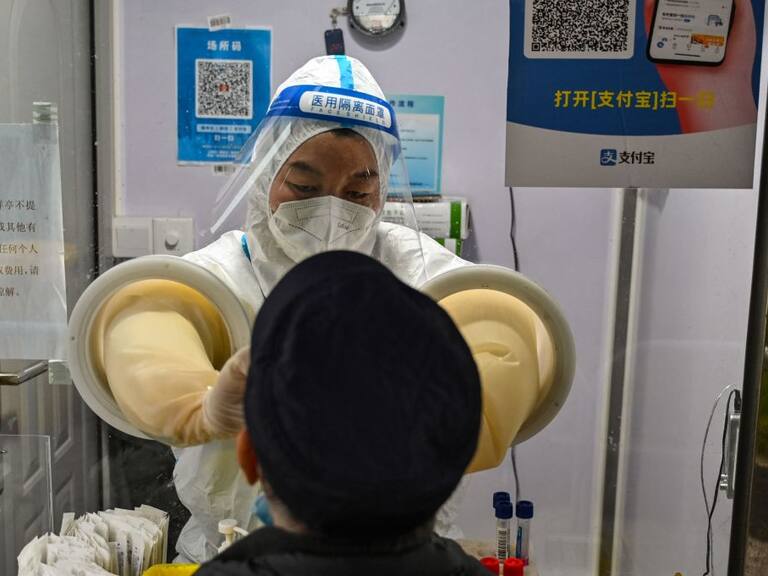 Un trabajador realiza un test para detectar el covid-19 en China