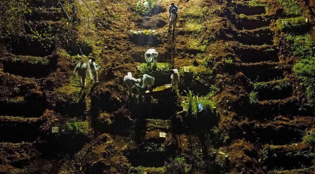 Entierros nocturnos de víctimas del Covid-19 en cementerio de Sao Paulo