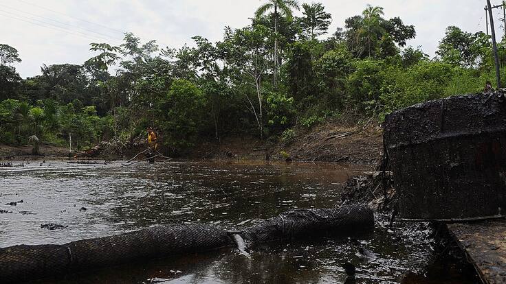 Ecuador enfrenta derrame de petróleo que contamina a un río parte del Amazonas