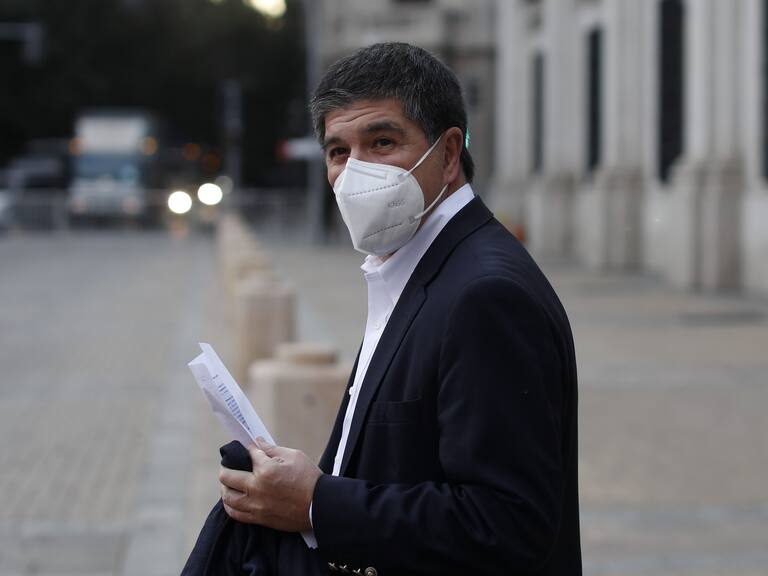 21 de Abril de 2022/SANTIAGOEl Subsecretario del Interior, Manuel Monsalve, se retira del palacio de la Moneda.
FOTO:CRISTOBAL ESCOBAR/AGENCIAUNO