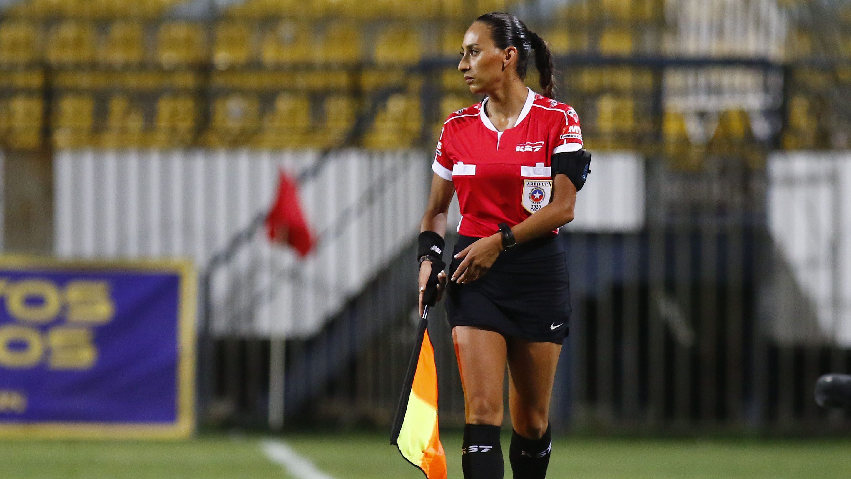 10 DE FEBRERO DE 2020/VIÑA DEL MARLa arbitro asistente Cindy Nahuelcoy, durante el partido por la fecha 3 del Campeonato Nacional AFP PlanVital 2020, entre Everton y Coquimbo Unido, disputado en el Estadio Sausalito.
FOTO: LEONARDO RUBILAR CHANDIA/AGENCIAUNO