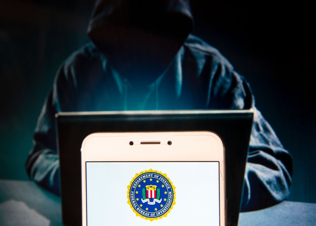 Ilustración de un hacker enfrentando al FBI