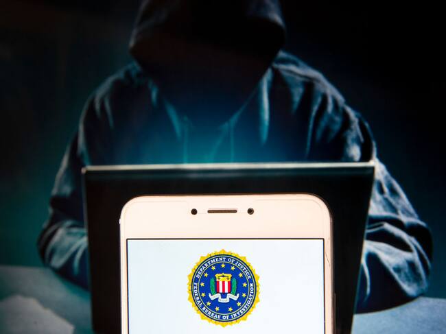 Ilustración de un hacker enfrentando al FBI