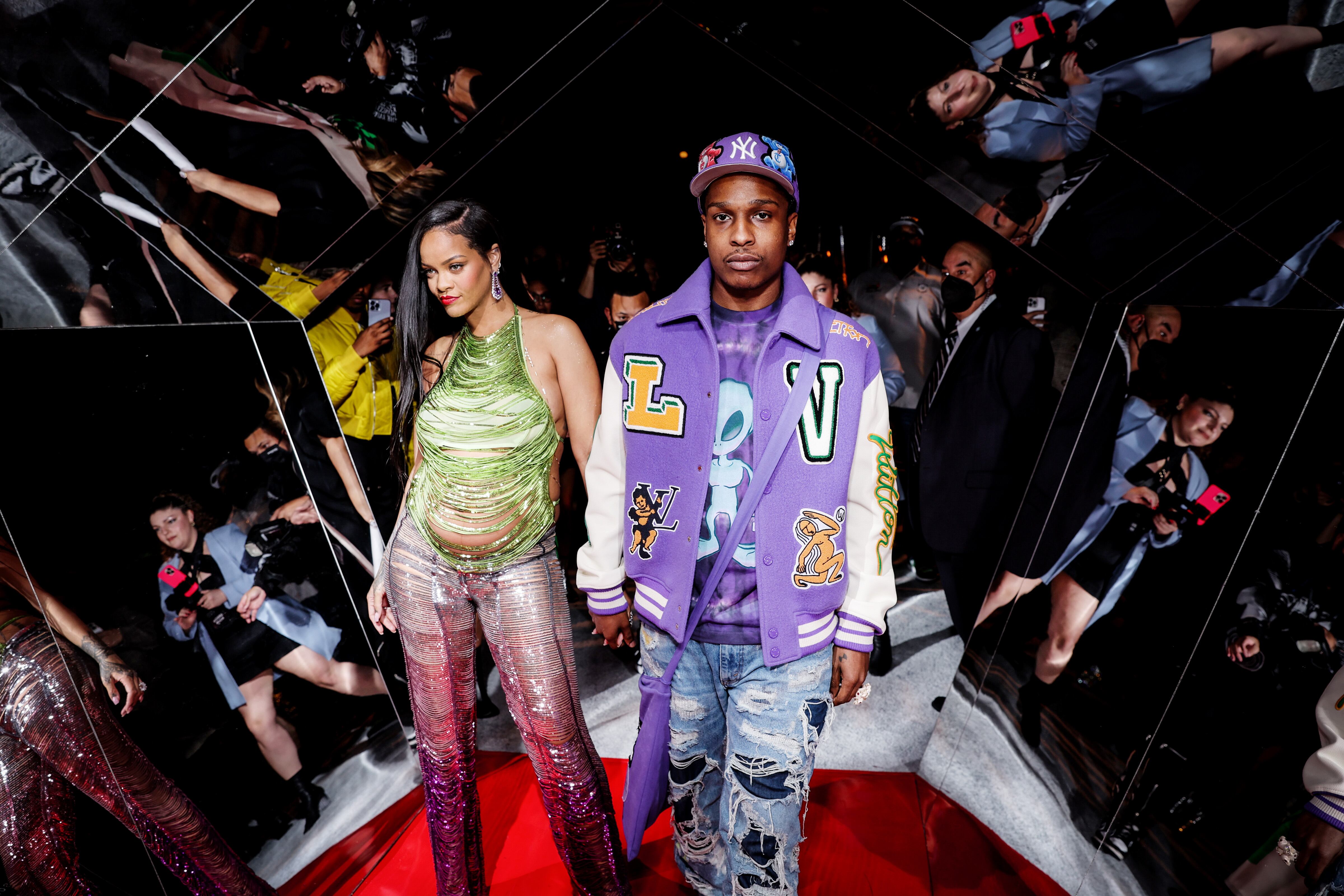 Al estilo 2000’s: Rihanna reapareció para presumir su avanzado embarazo | Getty Images