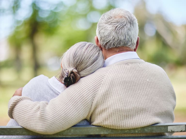 Estos son los siete hábitos que recomienda un experto de Harvard para ser feliz al llegar a la vejez