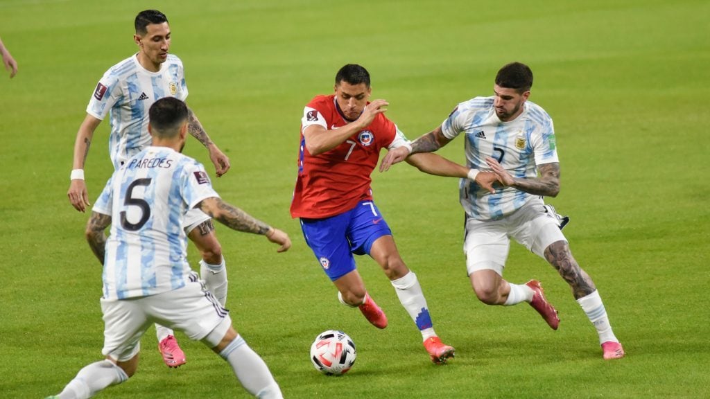 03 DE JUNIO DE 2021/SANTIAGO DEL ESTERO, ARGENTINA. Alexis Sanchez de Chile durante el partido valido para las Clasificatorias al Mundial de Qatar 2022, entre las selecciones nacionales de Argentina y Chile, partido disputado en el Estadio Unico de Santiago del Estero, Argentina. FOTO: GABRIEL SOTELO/AGENCIAUNO