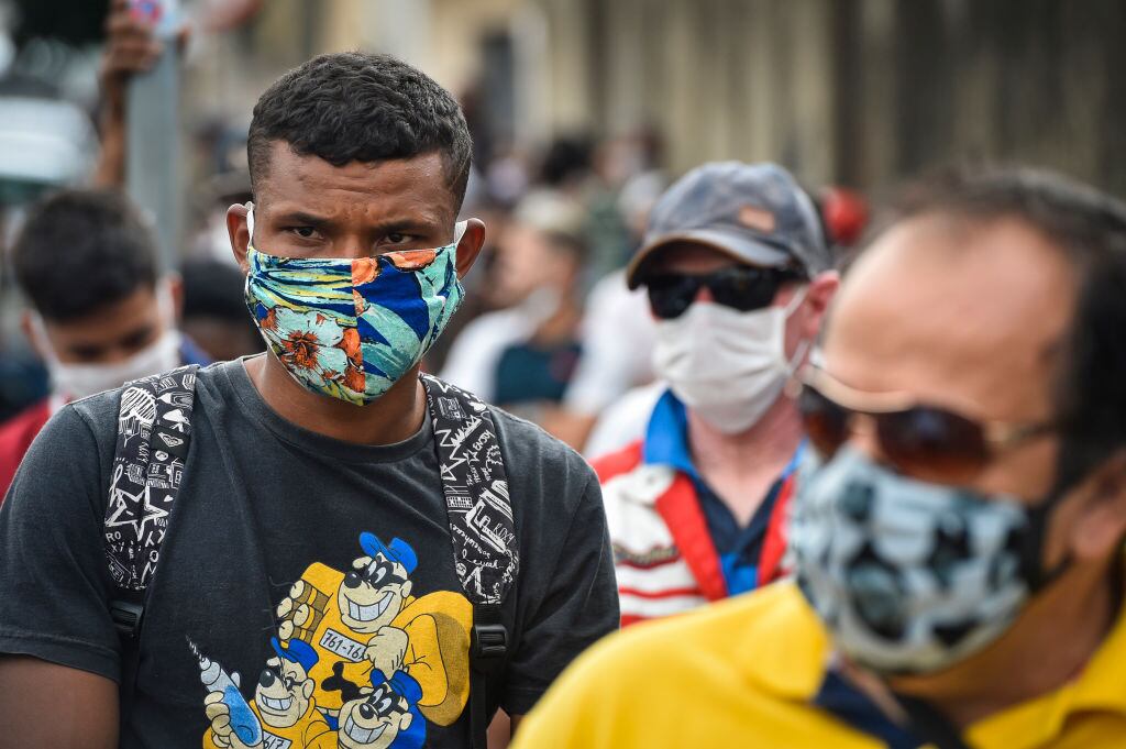 Las personas utilizan mascarilla en las calles de Brasil