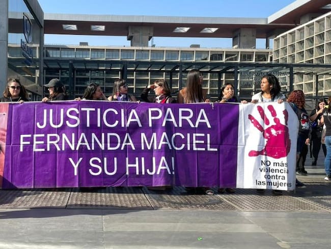 Caso Fernanda Maciel: comienza juicio oral contra único imputado con alta presencia de agrupaciones feministas afuera de tribunales
